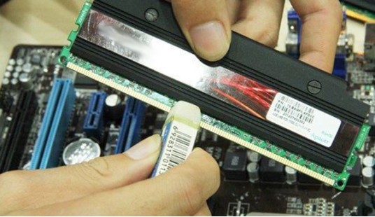 方法一：内存条拔出来使用橡皮擦金手指再插上