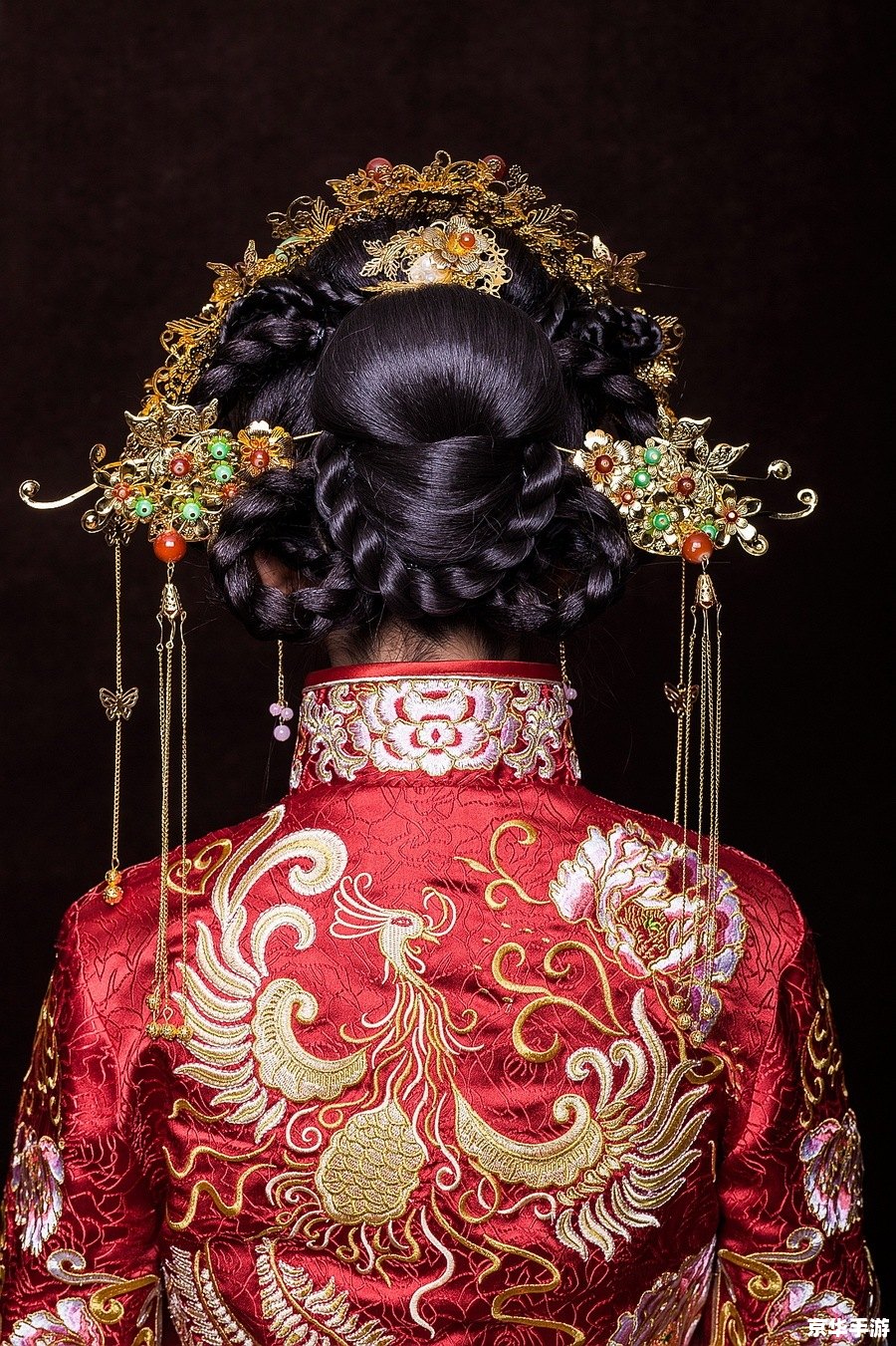 武林外传凤冠霞帔:游戏中的华丽服饰与荣耀象征 武林外传凤冠霞帔:游戏中的华丽服饰与荣耀象征