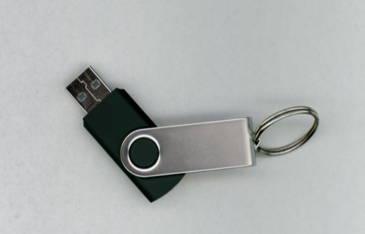 u盘损坏怎么修复?U盘损坏别急着扔，三种方法教你解决问题！